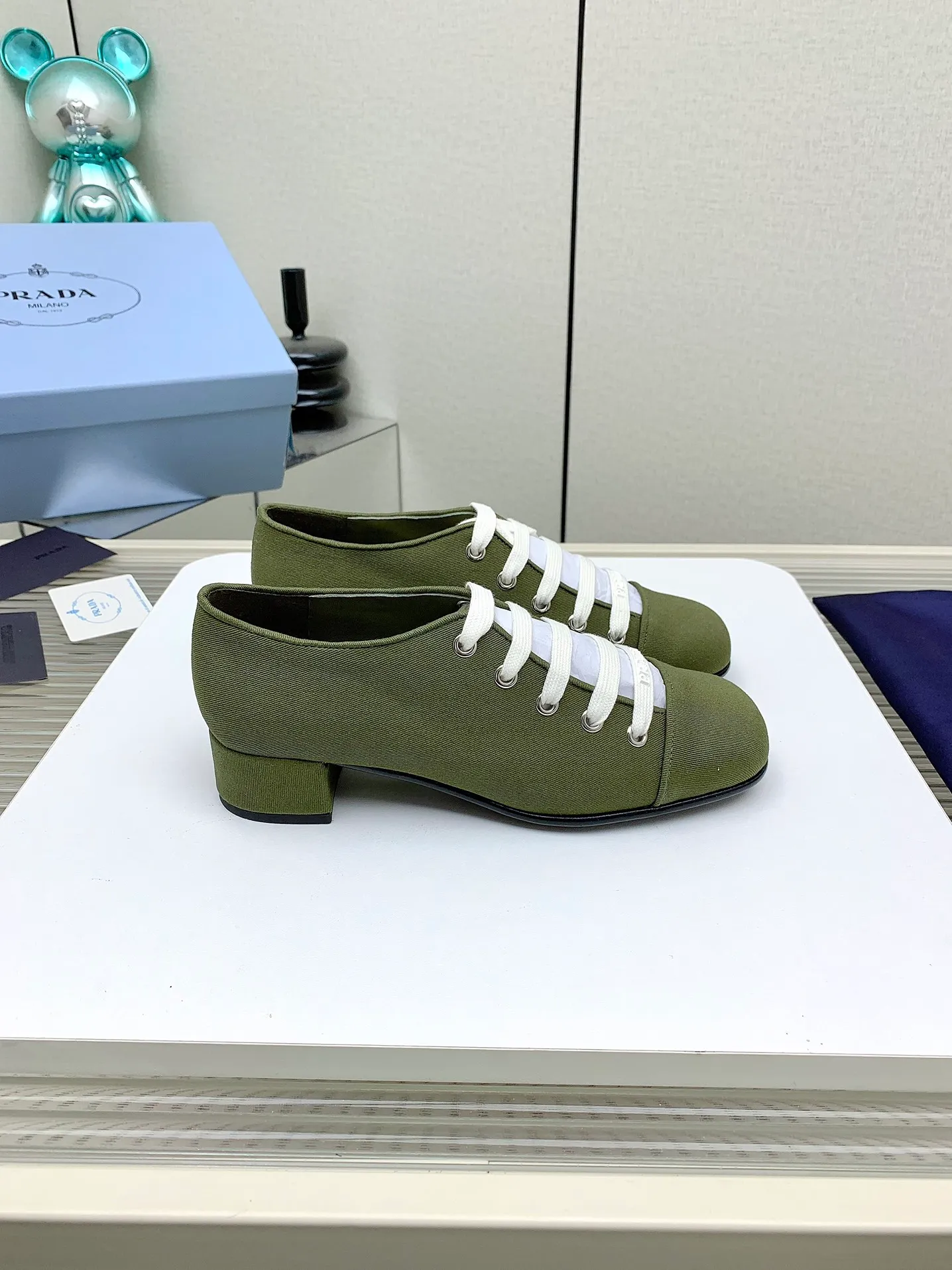 👟👟Ex-factory price 620👟👟 (Higher version) Prada 25/Spring and Summer Catwalk New lace-up hollow shoelace Mary Jane thick heel shoes This year’s lace-up element is super popular and really fashionable. I am obsessed with the appearance and comfort! The salty or sweet doll head design is full of girlishness. It is retro and playful yet elegant. The key is that it is easy to wear. ✔️Upper: original customized fabric ✔️Inner: sheepskin ✔️Outsole: genuine leather outsole imported from Italy ✔️Size: #35-41 (40.41 custom-made, non-refundable)